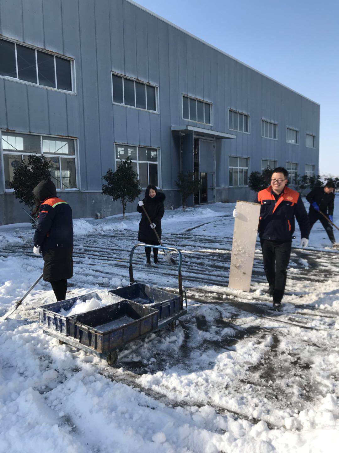 雪天送油，扫雪除冰，温暖人心